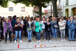 Veïns i coneguts de la jove assassinada a Campdevànol es concentren plens de consternació