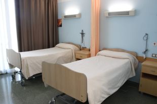 Substitueixen 44 llits del geriàtric de Cassà de la Selva per uns més moderns i funcionals