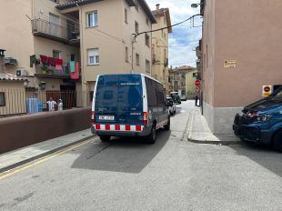 Els Mossos registren el domicili del detingut per assassinar i torturar la seva parella a Campdevànol 
