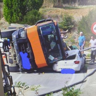 Bolca un camió carregat de purins damunt un cotxe a Llagostera