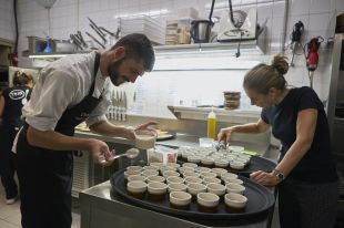 El xef Lluc Quintana ''salva'' 100 quilos d'aliments en el projecte Gastrorecup d'Ada Parellada