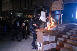 Unes 300 persones cremen un ninot d'Aragonès dins un contenidor a Girona