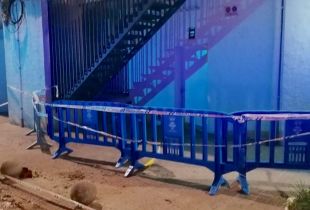 Llença testos i extintors pel balcó, roba una dona i amenaça la policia amb un pal a Empuriabrava