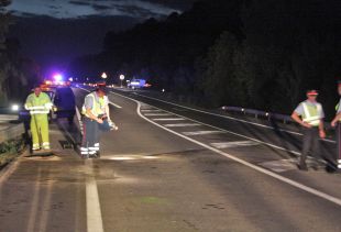 Un mort i dos ferits en un xoc frontal entre dos turismes a Crespià