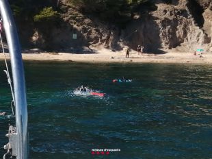 Rescaten per mar una dona que va caure daltabaix del camí de ronda a Cala Estreta de Palamós