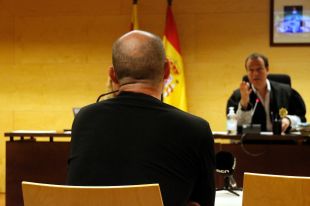 Absolt el pare de Girona acusat d'abusar de la filla adolescent mentre li feia massatges