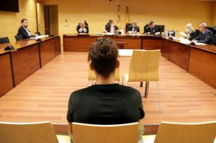 Absolt l'acusat d'agredir sexualment les fillastres de 13 i 16 anys a Orriols