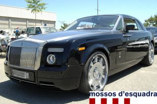Denunciat per conduir un Rolls Royce sense documentació mentre rodava un anunci