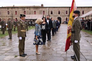 300 civils juren lleialtat a Espanya davant la 'rojigualda' al castell de Sant Ferran de Figueres