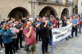 Xiulada de la Policia Municipal davant l'Ajuntament de Girona: ''Ens teniu farts i fartes''