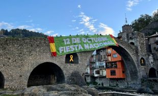 Vox desplega una gran pancarta amb la 'rojigualda' al Pont Nou de Camprodon pel 12-O