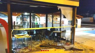Detingut després d'estampar-se amb el cotxe contra la terrassa d'un restaurant a Fornells