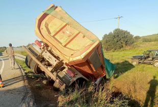 Tallen la C-31 a Pals per retirar un camió d'obres que es va accidentar