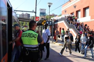 Els usuaris gironins de l'R11 després d'un mes d'obres a la Sagrera: ''Això és Trenaventura''
