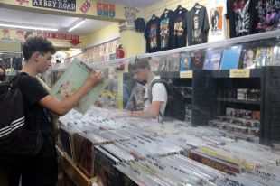El vinil creix un 67% el primer semestre del 2022 i retalla distàncies amb el CD