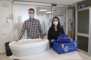 Una família dona un bressol especial per nadons que neixen morts a l'hospital Trueta de Girona