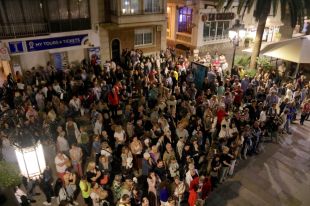 Unes 700 persones fan un minut de silenci a Lloret en record a les víctimes de l'accident a Turquia