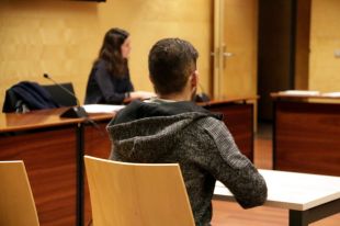 Jutgen un acusat de violar una menor de 14 anys tornant de festa a Anglès