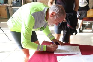 Mou-te en bici entrega 1.160 signatures al Govern per tancar la carretera dels Àngels els diumenges