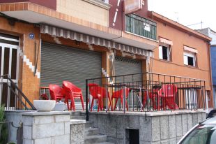 Suspesos dos actes de la festa del barri Germans Sàbat per la mort del jove tirotejat en un bar