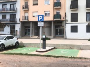 Figueres posa en funcionament tres nous punts de recàrrega per a vehicles elèctrics