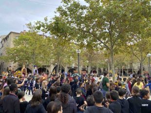 La comunitat educativa de Banyoles obre la festa major amb la seva versió de la faràndula