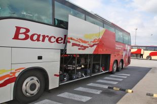 Un lladre s'amagava dins d'una maleta per robar als passatgers de l'autobús de l'aeroport de Girona 