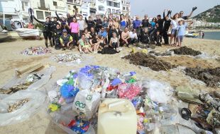 Recullen 380 quilos de residus i deixalles a Sa Palomera de Blanes