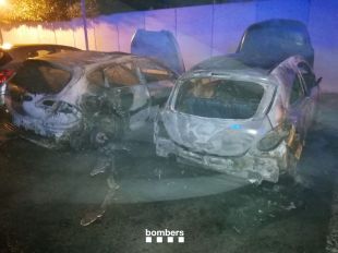 Dos cotxes calcinats i dos més afectats en un incendi a Girona