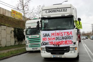 Les associacions de transportistes estudien convocar una aturada indefinida