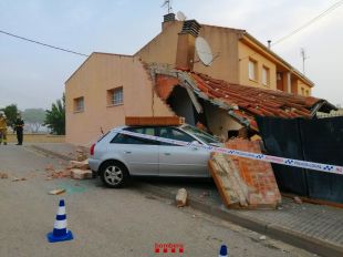 El conductor d'un cotxe s'encasta contra una casa a Sils