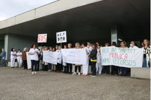 Uns 150 treballadors de l'hospital d'Olot protesten per denunciar la falta de personal
