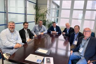 Alcaldes i empresaris turístics de l'Empordà es reuneixen amb l'Estat per parlar de l'eòlica marina
