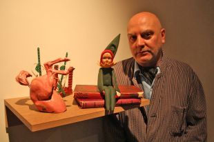 Carlos Pazos aplega a Palafrugell els objectes acumulats durant anys per crear diorames poètics