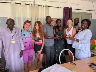 L'Hospital de Palamós dona un ordinador a Senegal