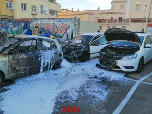 Crema un cotxe i dos més queden afectats en un incendi a Banyoles