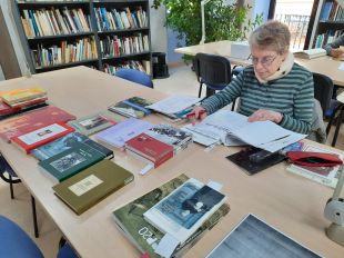 La investigadora Leonor Slavsky visita l’Arxiu de Palafrugell per estudiar la figura de Maria Bassa Palau
