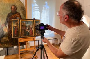 El Museu d'Art de Girona obre al públic el taller durant la restauració d'una obra del segle XVI