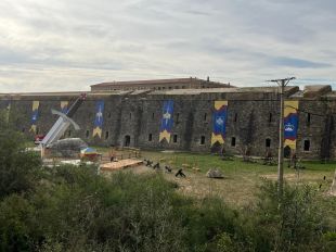 Busquen 400 figurants per rodar la sèrie Mrs. Davis de la Warner Bros a Girona