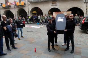 La Policia Municipal de Girona porta un taüt i simula un sepeli durant el plenari municipal