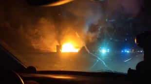 Un camió carregat amb sabates crema a l'AP-7 a Vilobí d'Onyar i talla l'autopista en sentit nord