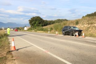 Dues morts en un accident a Avinyonet de Puigventós i un dels conductors fuig