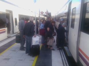 Retards de 30 minuts a la línia de tren Barcelona-Portbou per l'avaria d'un comboi a Maçanet 