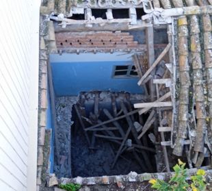 S'ensorra la coberta d'una casa abandonada a Figueres