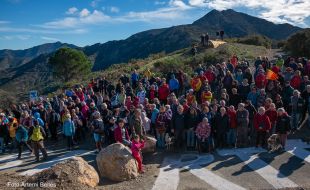 Unes 200 persones caminen fins el Coll de Banyuls per a reclamar a França la reobertura del pas