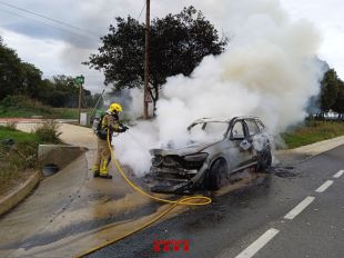 Calcinat un cotxe en un incendi a la C-25 a Campllong