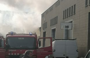 Un incendi dins un taller mecànic a Puigcerdà calcina fins a quatre cotxes