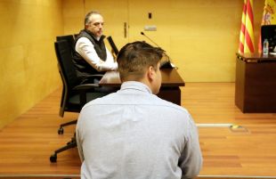 Jutgen un jove per llançar una pedra contra la policia durant les protestes postsentència