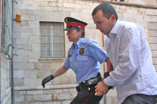L'acusat de cometre vuit delictes d'atracament, incendi i violació reconeix part dels fets al judici 