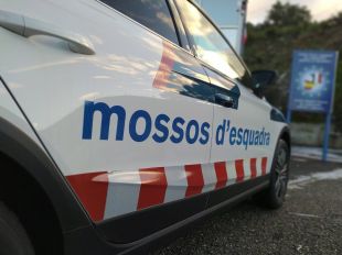 Mor un transportista dins la cabina del camió mentre feia un repartiment a Sant Joan les Fonts